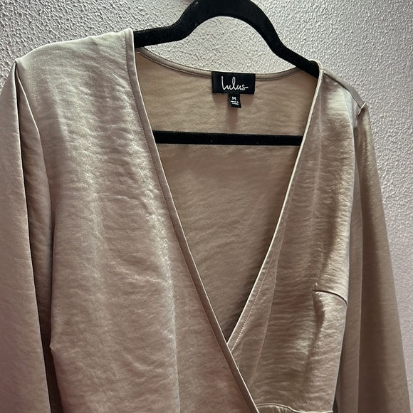 Lulu’s cropped satiny wrap top, size S - Picture 2 of 2